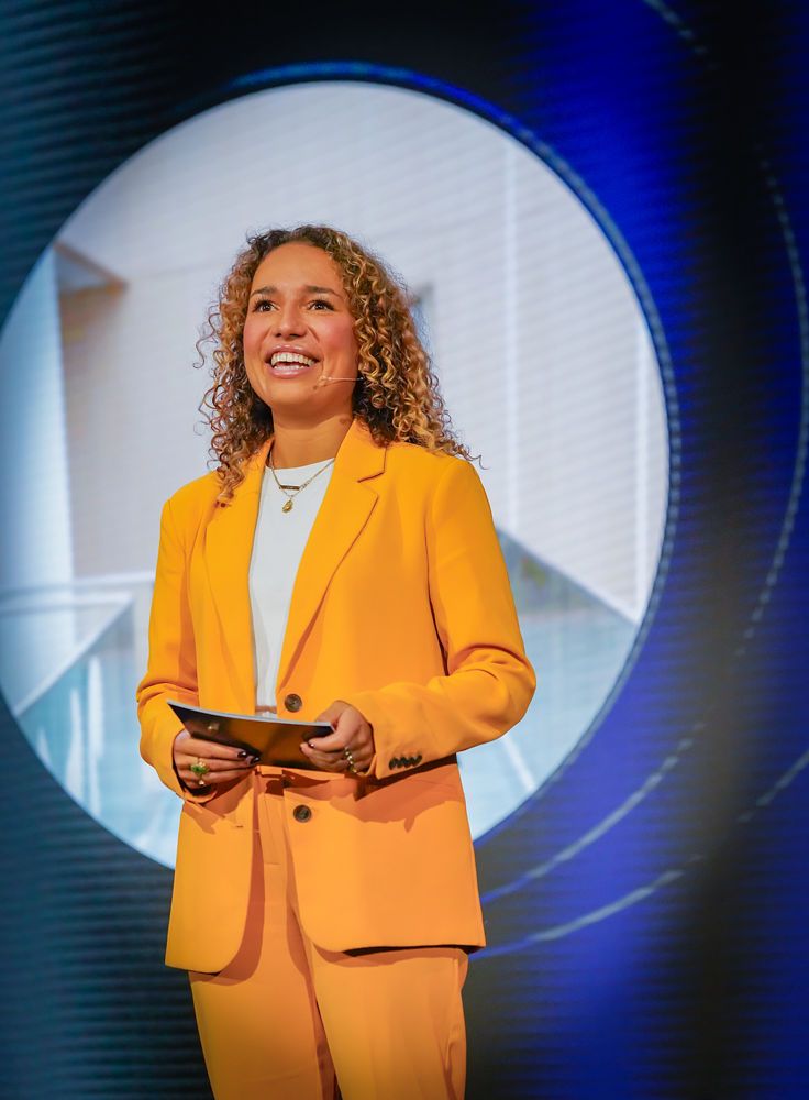 Coco Leysner op het podium bij Capgemini